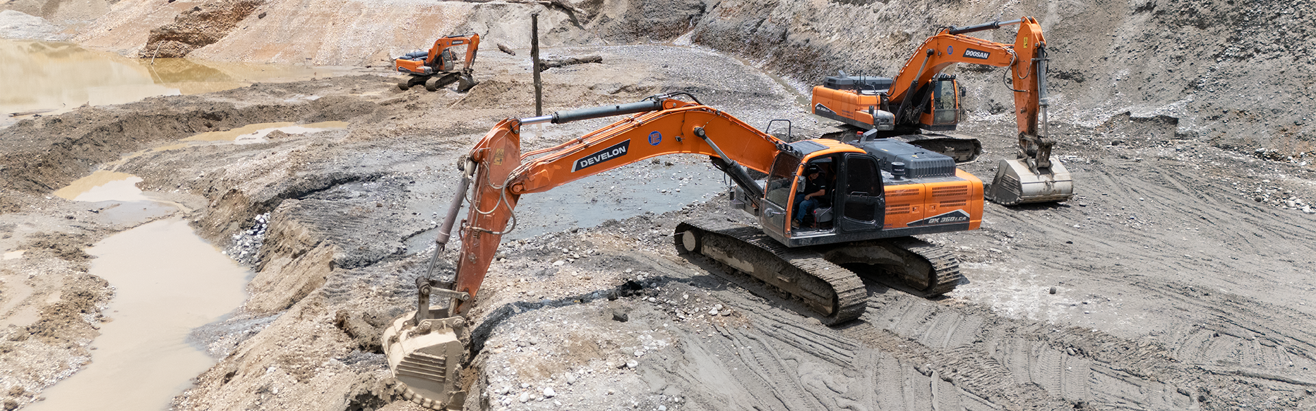 Maquinaria Develon trabajando en campo abierto