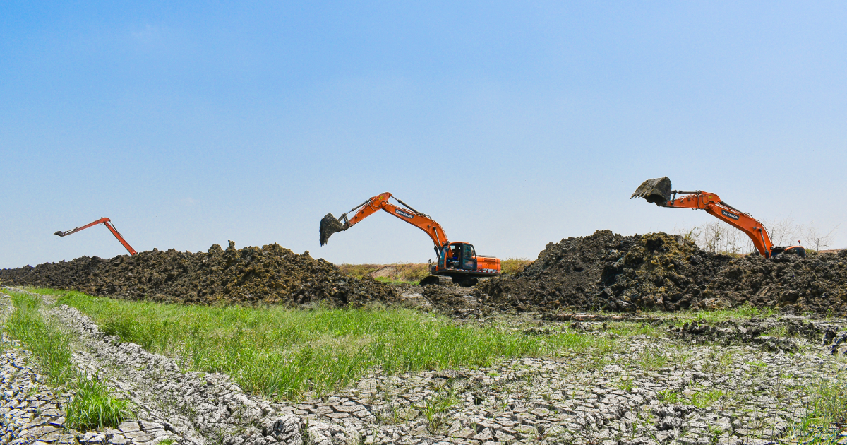 Excavadora Develon trabajando en campo